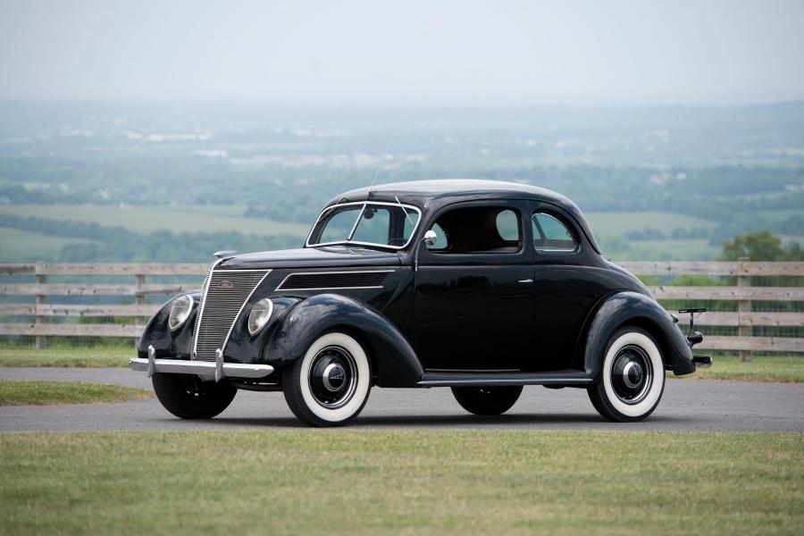  Ford V8 Deluxe Coupe 1937 года  (фото 1 из 7)